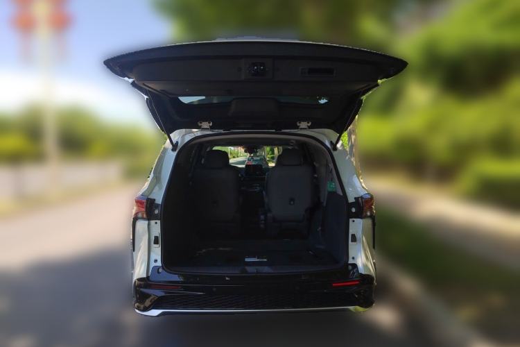 Used Toyota Granvia 2023 2.5L Hybrid Luxury Edition Trunk