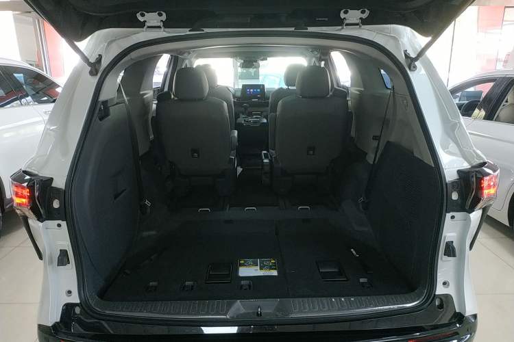 Used Toyota Granvia 2023 2.5L Hybrid Luxury Edition Trunk