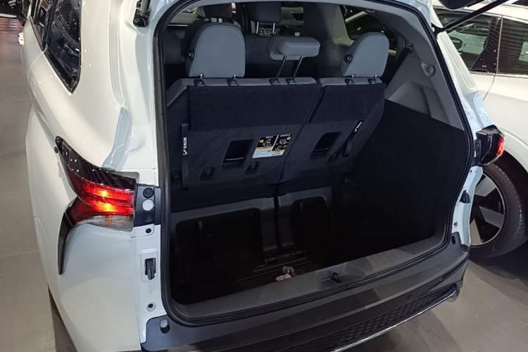 Used Toyota Granvia 2023 2.5L Hybrid Comfort Edition Trunk
