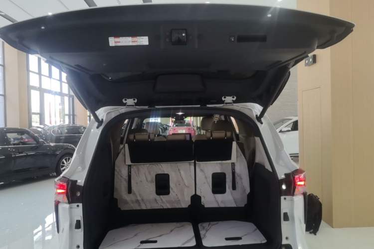 Used Toyota Granvia 2023 2.5L Hybrid Prestige PLUS Edition Trunk