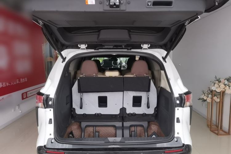 Used Toyota Granvia 2023 2.5L Hybrid Prestige PLUS Edition Trunk