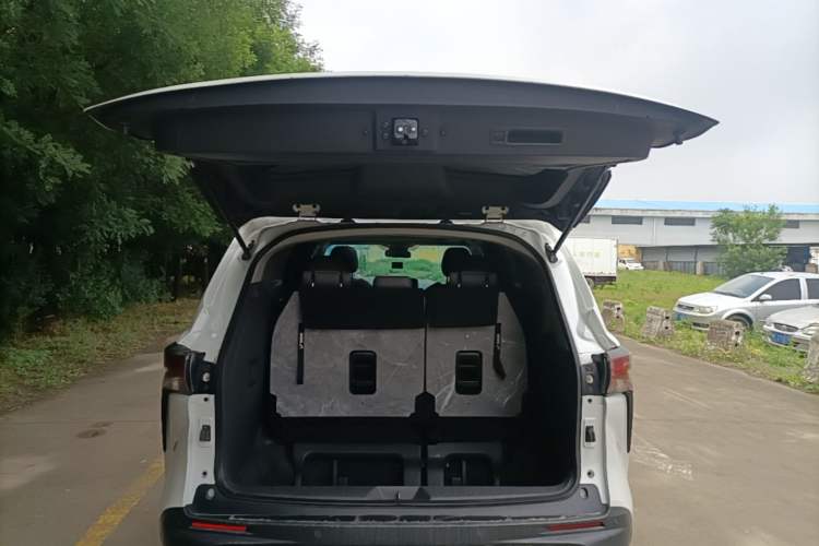 Used Toyota Granvia 2023 2.5L Hybrid Comfort Edition Trunk