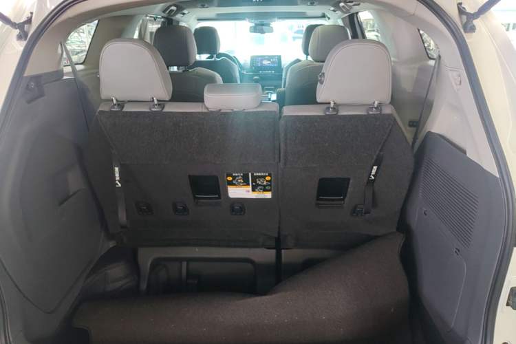 Used Toyota Granvia 2023 2.5L Hybrid Luxury Edition Trunk