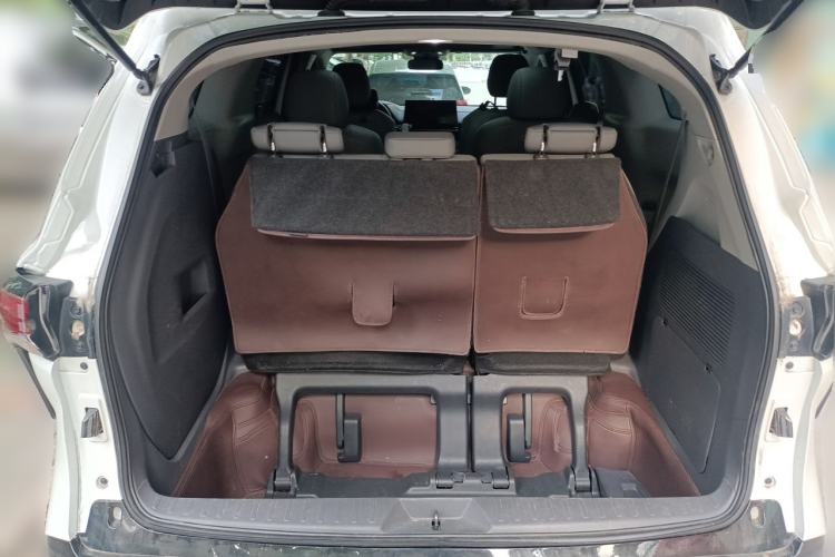 Used Toyota Granvia 2023 2.5L Hybrid Luxury Edition Trunk