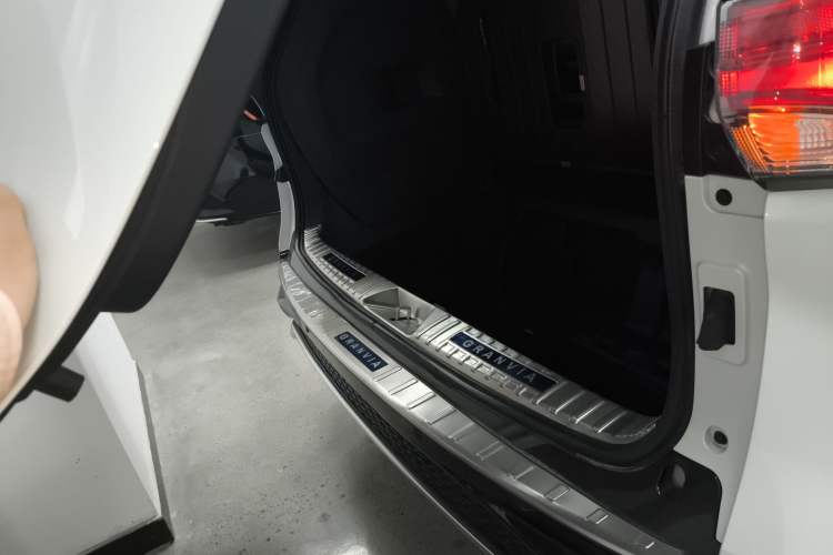 Used Toyota Granvia 2023 2.5L Hybrid Luxury Edition Trunk