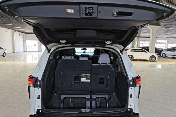 Used Toyota Granvia 2023 2.5L Hybrid Prestige PLUS Edition Trunk