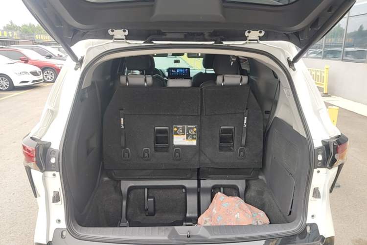 Used Toyota Granvia 2023 2.5L Hybrid Prestige PLUS Edition Trunk