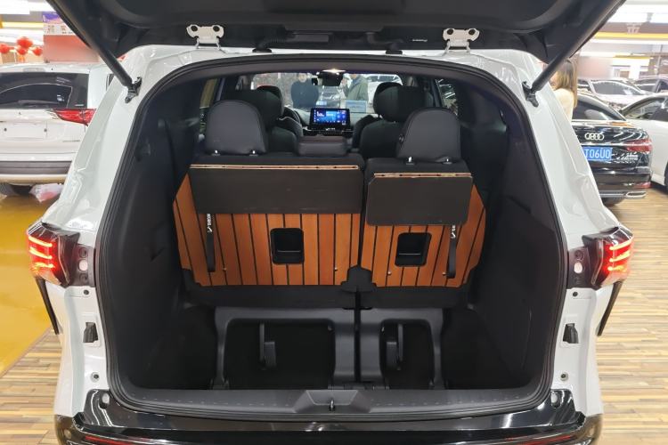 Used Toyota Granvia 2023 2.5L Hybrid Prestige VIP Edition Trunk