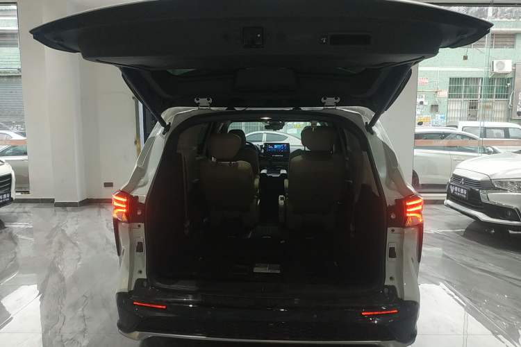 Used Toyota Granvia 2023 2.5L Hybrid Prestige VIP Edition Trunk