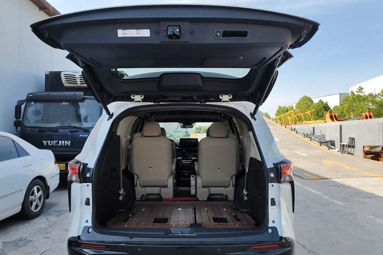 Used Toyota Granvia 2023 2.5L Hybrid Prestige PLUS Edition Trunk