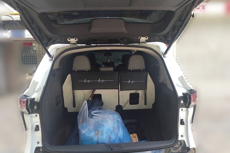Used Toyota Granvia 2023 2.5L Hybrid Luxury Edition Trunk