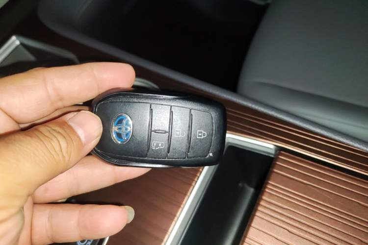 Used Toyota Granvia 2023 2.5L Hybrid Luxury Edition Vehicle Key