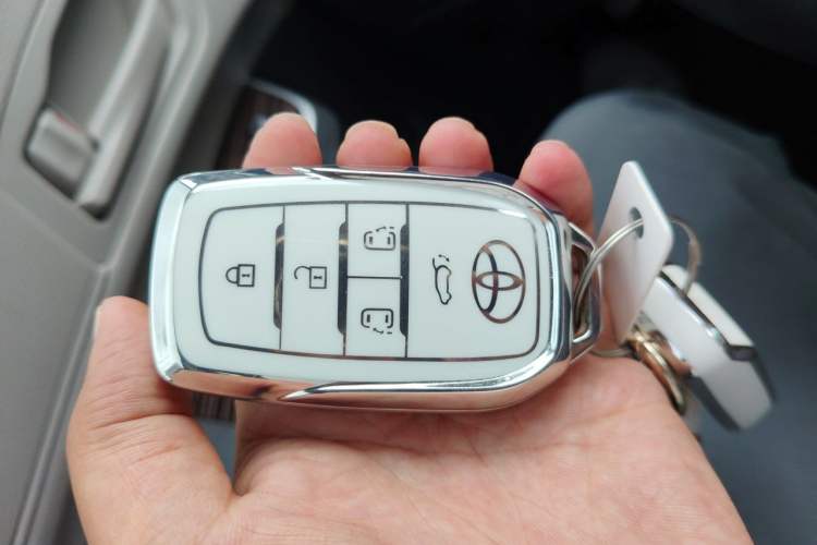 Used Toyota Granvia 2023 2.5L Hybrid Comfort Edition Vehicle Key