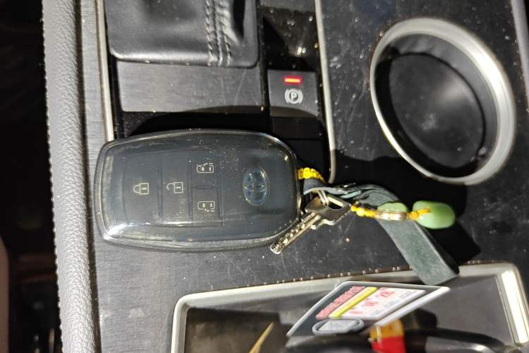 Used Toyota Granvia 2023 2.5L Hybrid Luxury Edition Vehicle Key