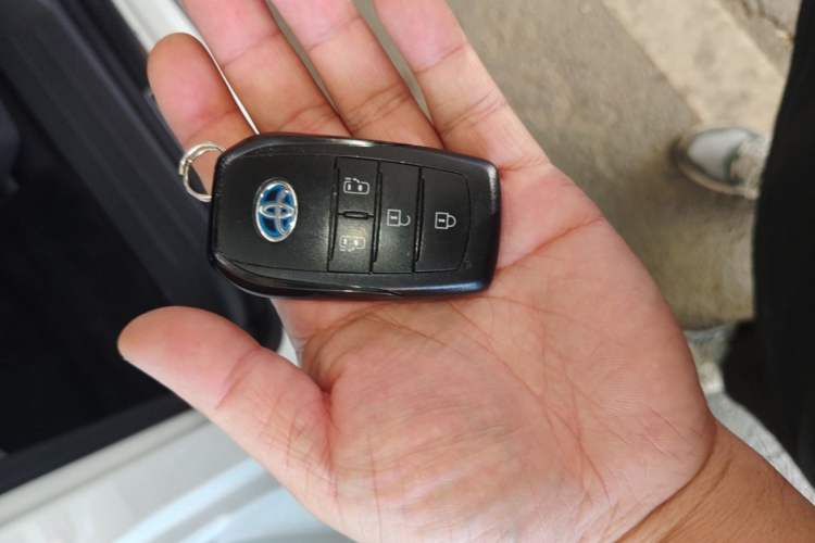 Used Toyota Granvia 2023 2.5L Hybrid Luxury Edition Vehicle Key