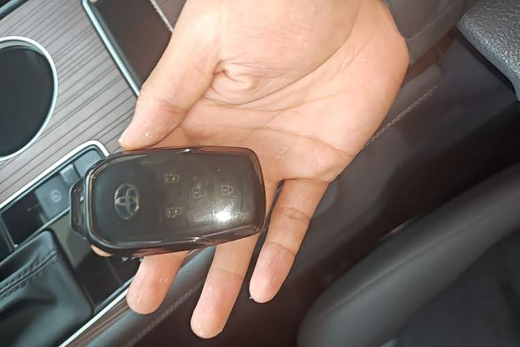 Used Toyota Granvia 2023 2.5L Hybrid Comfort Edition Vehicle Key