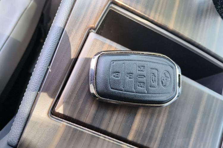 Used Toyota Granvia 2023 2.5L Hybrid Prestige Wellness PLUS Edition Vehicle Key