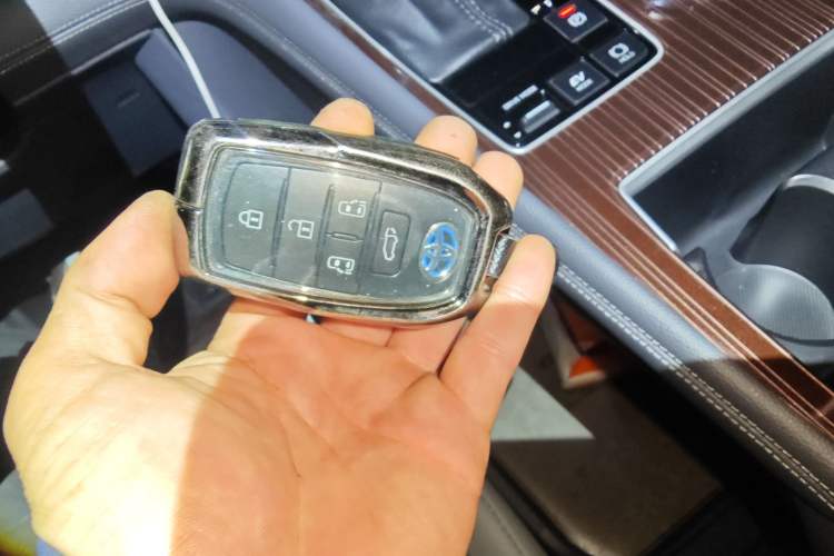 Used Toyota Granvia 2023 2.5L Hybrid Prestige PLUS Edition Vehicle Key
