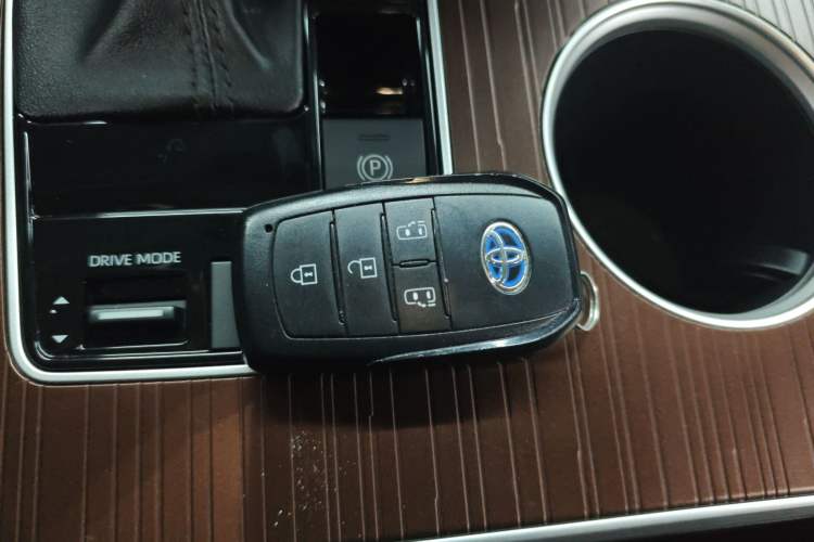 Used Toyota Granvia 2023 2.5L Hybrid Comfort Edition Vehicle Key