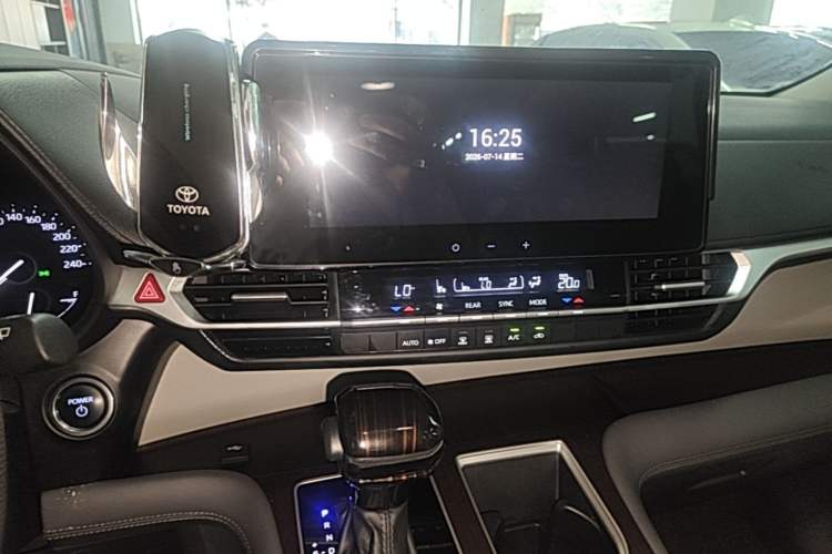 Used Toyota Granvia 2024 2.5L Hybrid Comfort Edition Audio And AC Panel