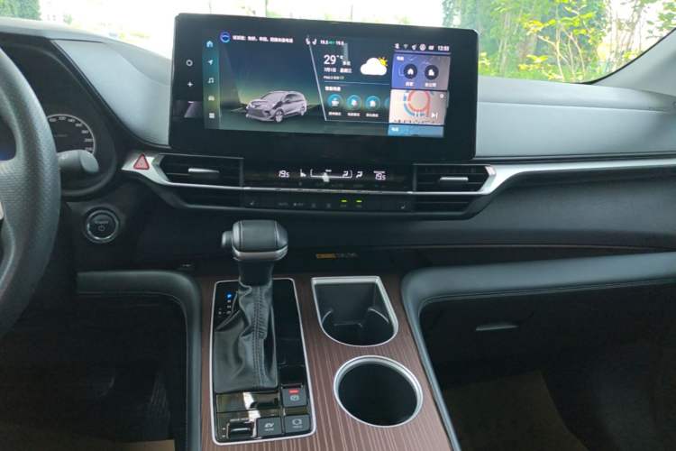 Used Toyota Granvia 2024 2.5L Hybrid Prestige PLUS Edition Audio And AC Panel