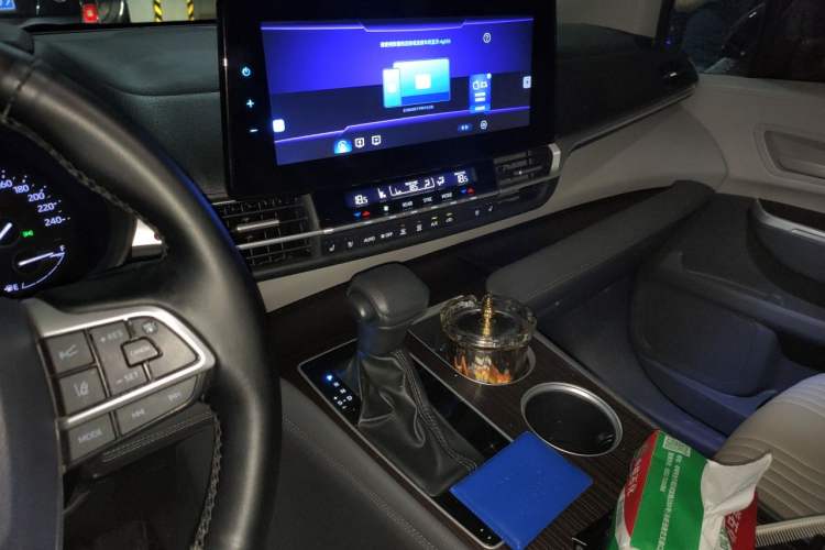 Used Toyota Granvia 2024 2.5L Hybrid Comfort Edition Audio And AC Panel