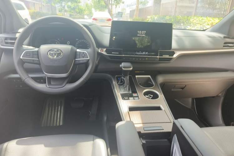 Used Toyota Granvia 2024 2.5L Hybrid Prestige PLUS Four-Wheel Drive Version Center Console