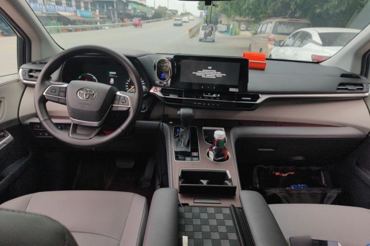Used Toyota Granvia 2024 2.5L Hybrid Comfort Edition Center Console