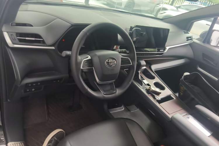 Used Toyota Granvia 2024 2.5L Hybrid Luxury Edition Center Console