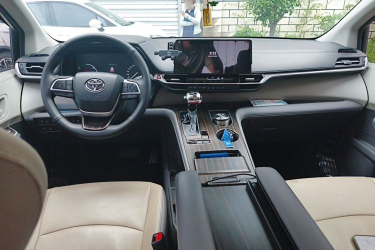 Used Toyota Granvia 2024 2.5L Hybrid Comfort Edition Center Console