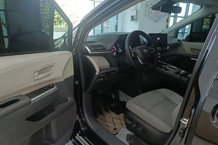 Used Toyota Granvia 2024 2.5L Hybrid Comfort Edition Driver Seat