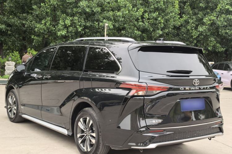 Used Toyota Granvia 2024 2.5L Hybrid Luxury Edition Exterior 2