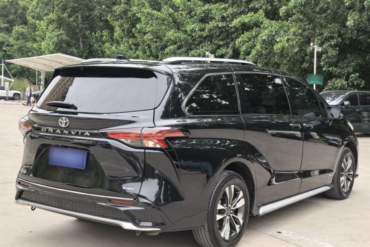 Used Toyota Granvia 2024 2.5L Hybrid Luxury Edition Exterior 3
