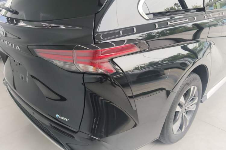 Used Toyota Granvia 2024 2.5L Hybrid Luxury Edition Exterior 3