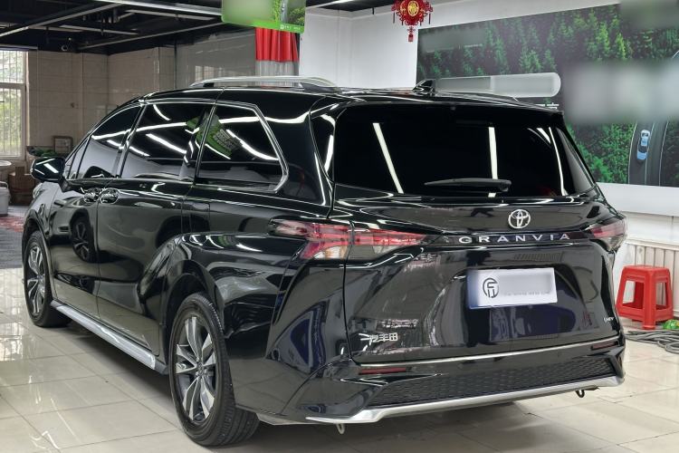 Used Toyota Granvia 2024 2.5L Hybrid Luxury Edition Exterior 3