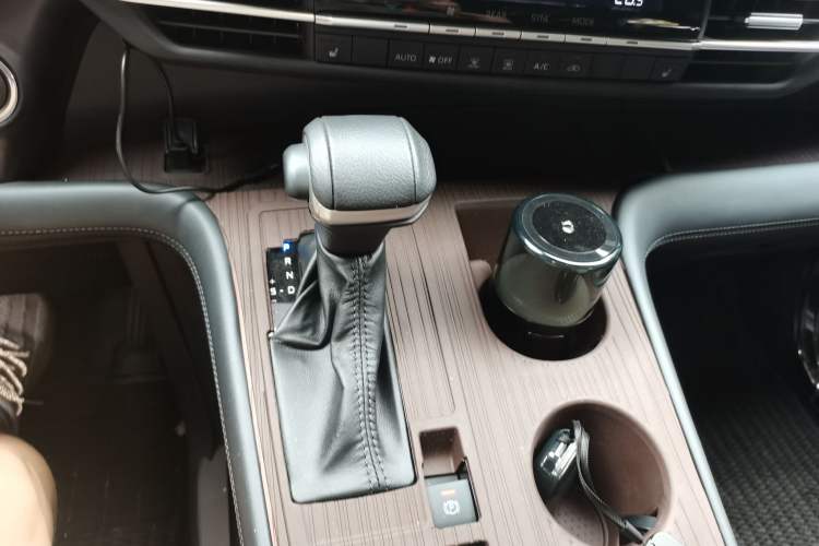 Used Toyota Granvia 2024 2.5L Hybrid Prestige PLUS Four-Wheel Drive Version Gear Lever