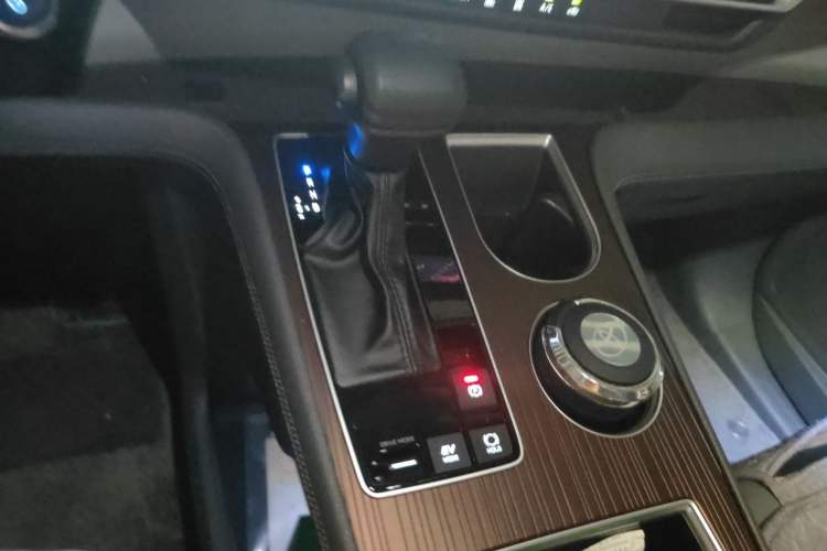 Used Toyota Granvia 2024 2.5L Hybrid Comfort Edition Gear Lever