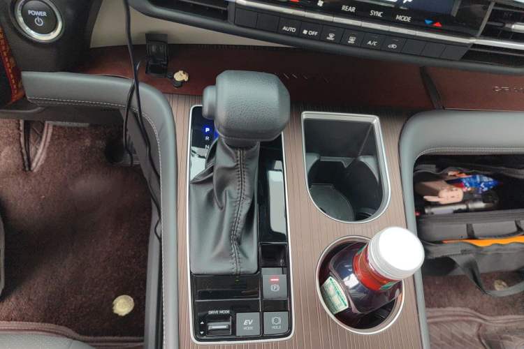 Used Toyota Granvia 2024 2.5L Hybrid Comfort Edition Gear Lever