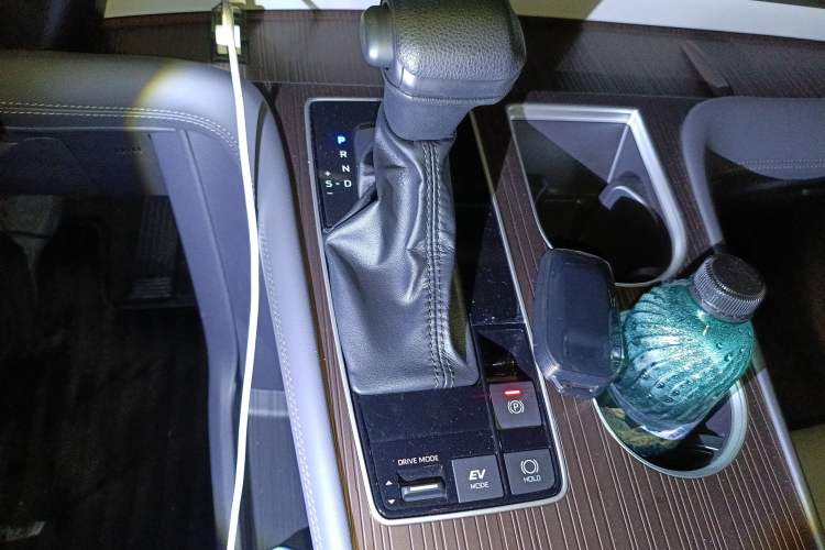 Used Toyota Granvia 2024 2.5L Hybrid Comfort Edition Gear Lever