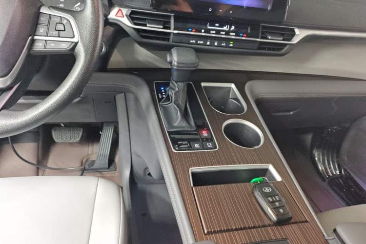 Used Toyota Granvia 2024 2.5L Hybrid Comfort Edition Gear Lever