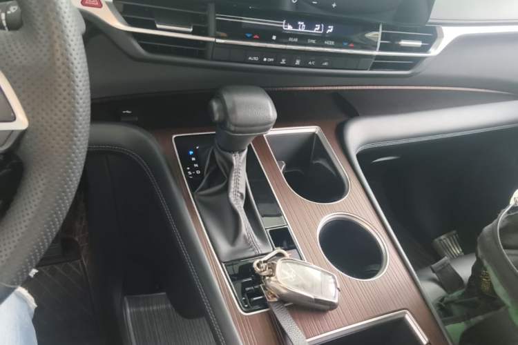 Used Toyota Granvia 2024 2.5L Hybrid Luxury Edition Gear Lever