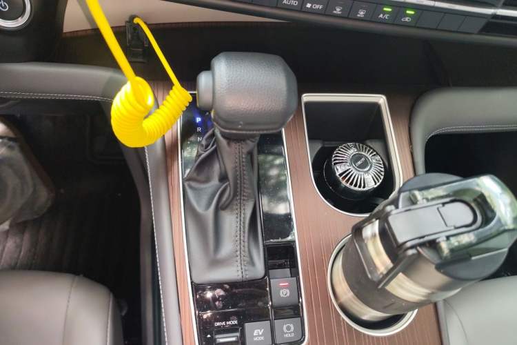 Used Toyota Granvia 2024 2.5L Hybrid Comfort Edition Gear Lever