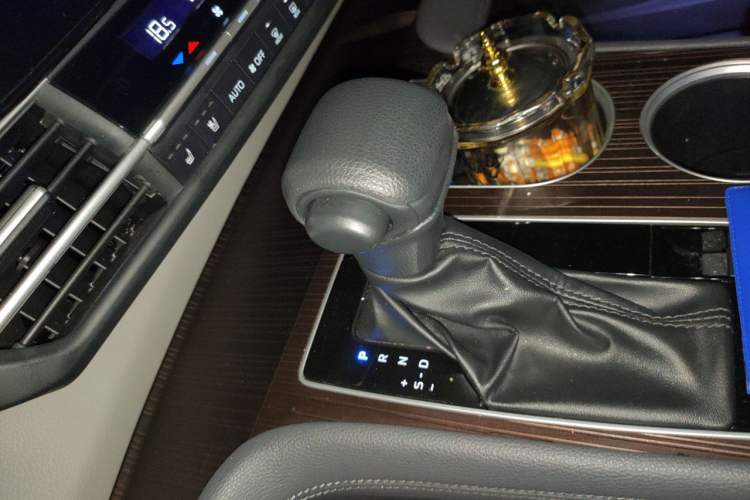 Used Toyota Granvia 2024 2.5L Hybrid Comfort Edition Gear Lever