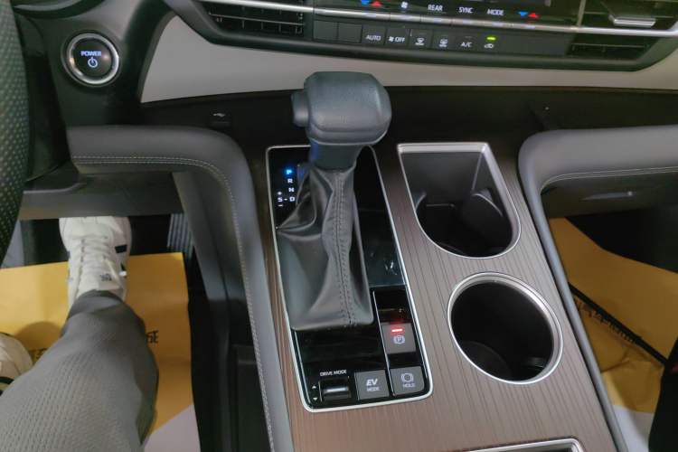 Used Toyota Granvia 2024 2.5L Hybrid Comfort Edition Gear Lever