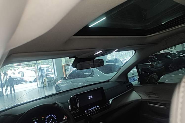 Used Toyota Granvia 2024 2.5L Hybrid Comfort Edition Headliner