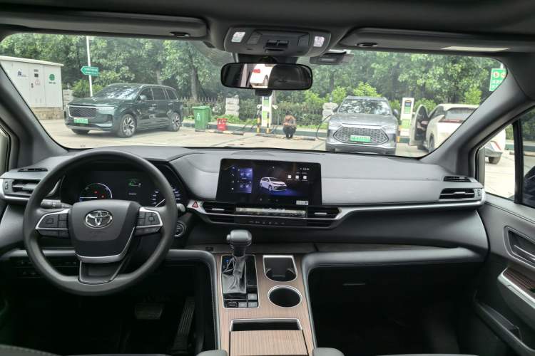 Used Toyota Granvia 2024 2.5L Hybrid Luxury Edition Interior 1