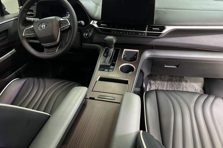 Used Toyota Granvia 2024 2.5L Hybrid Luxury Edition Interior 1