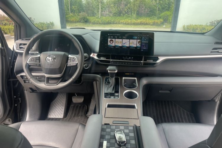 Used Toyota Granvia 2024 2.5L Hybrid Prestige PLUS Edition Interior 1