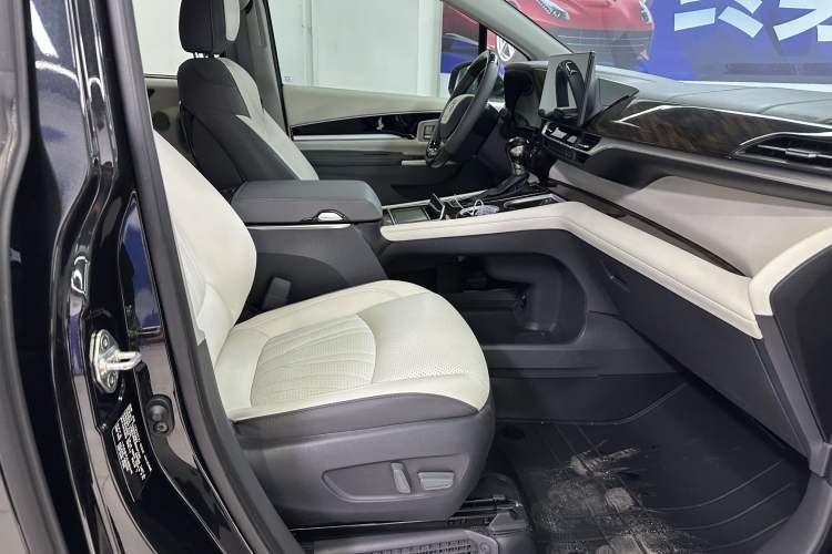 Used Toyota Granvia 2024 2.5L Hybrid Comfort Edition Interior 10
