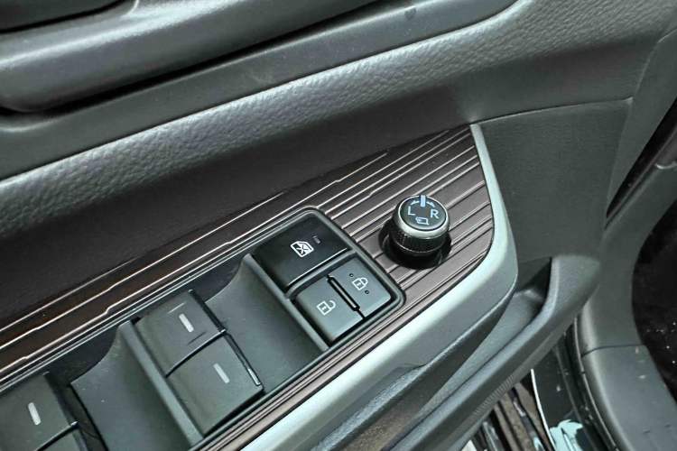 Used Toyota Granvia 2024 2.5L Hybrid Comfort Edition Interior 10